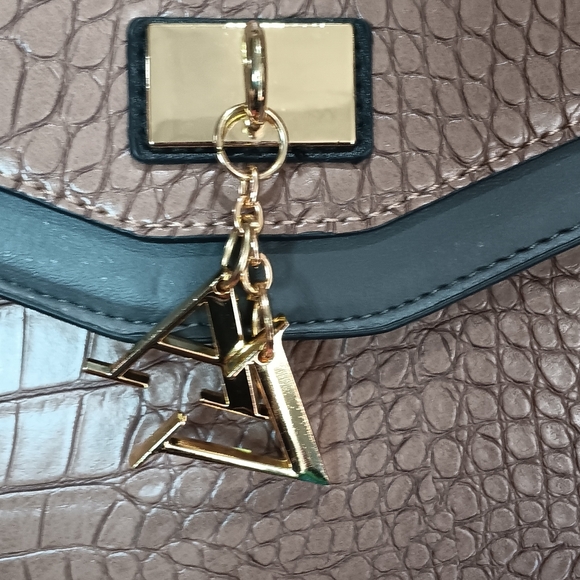 Adrienne Vittadini Handbag - Picture 4 of 12